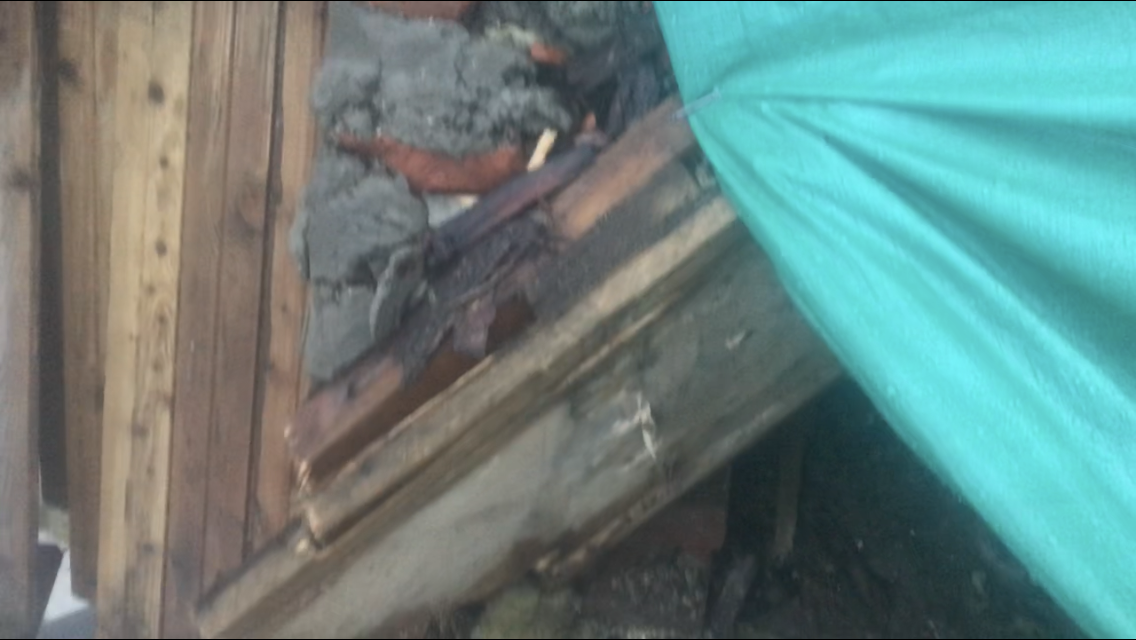 Деревянная конструкция данной крыши гнила несколько лет