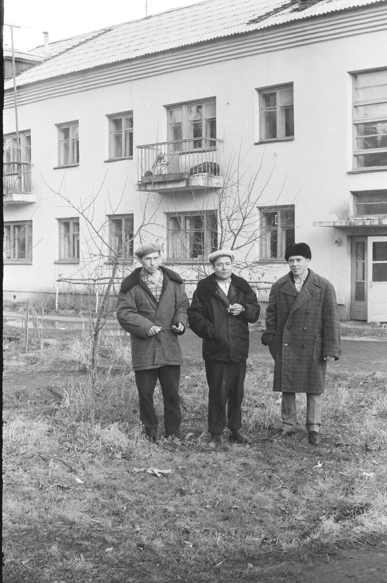  Двери в подъезд - стеклянные. Ключи от квартир лежали под ковриками