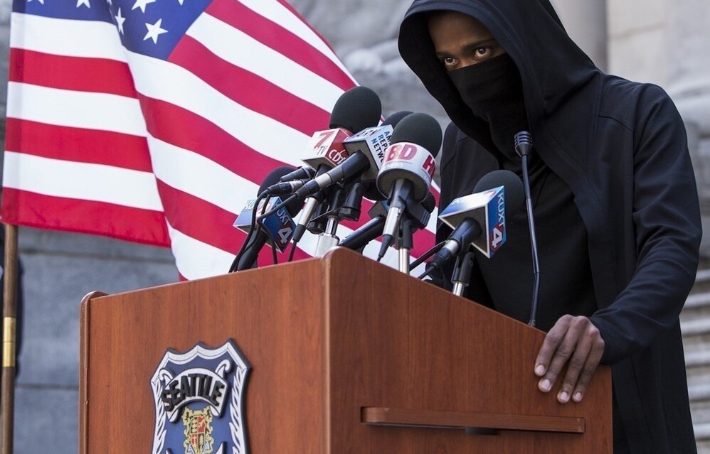 КАДР ИЗ ФИЛЬМА "ТЕТРАДЬ СМЕРТИ" ОТ "NETFLIX". ТЕМНОКОЖИЙ ДЕТЕКТИВ "L" ("Эл"). ( ИСТОЧНИК ИЗОБРАЖЕНИЯ: ЯНДЕКС. КАРТИНКИ)