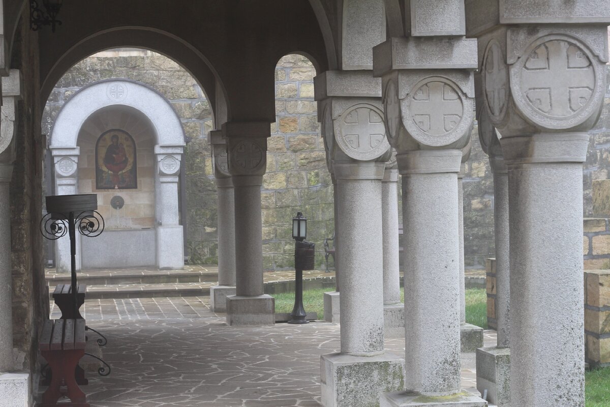 Проход к церкви монастыря