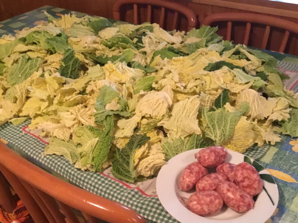 Котекини — это колбаски из свиного мяса с добавлением свиной шкурки, причём шкурки процентов 70-80. Эти колбаски надо долго варить или тушить. 