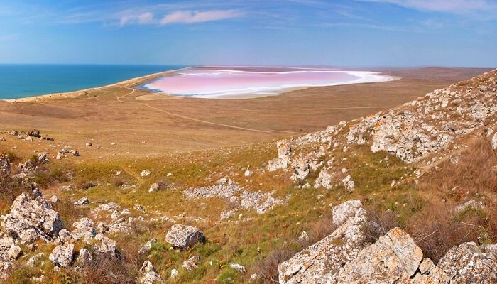 Удивительная сила природы сделала Кояшское озеро в Крыму одним из самых ярких и необычных на территории полуострова. Оно входит в состав Опукского природного заповедника  и обладает уникальными характеристиками. Соленая вода розового цвета привлекает внимание любителей прекрасного, вызывая восторженные эмоции.
