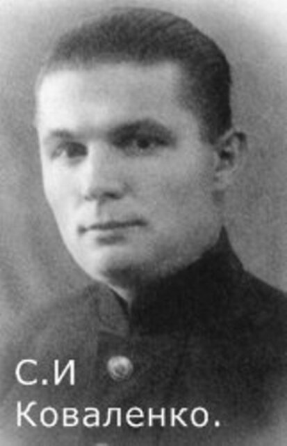 1942, 19 февраля - Подвиг командира подводной лодки Северного флота «Щ-403» капитан-лейтенанта С.И. Коваленко. Тяжело раненный на мостике пулеметной очередью, он ради спасения лодки и экипажа отдал приказ: «Погружайтесь без меня!». Приказ был выполнен...