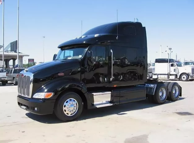 Грузовое авто с пробегом тягач. Седельные тягачи Peterbilt 387. Американский тягач Петербилт 387. Седельный тягач Петербилт чёрный. Тягачи Петербилт 387 Америка.