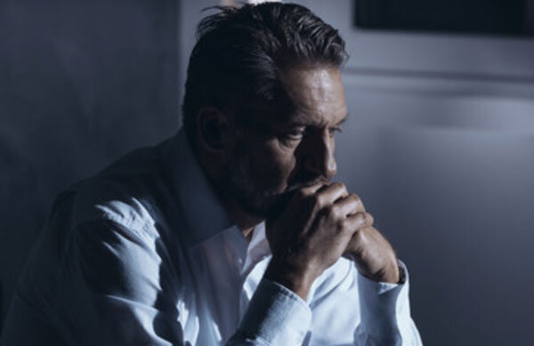 Мы уверенны, что невозможно постареть за считанные дни , что это всего лишь метафора, пока судьба не обрушит на нас суровую реальность...