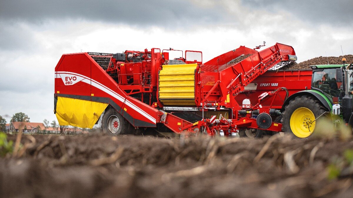 Фото: Официальный пресс-релиз Grimme Картофелеуборочный комбайн Grimme EVO 280 в поле