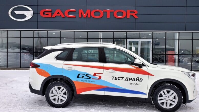 На фото: кроссовер GAC GS5 у дилерского центра «Ринг» в Воронеже.