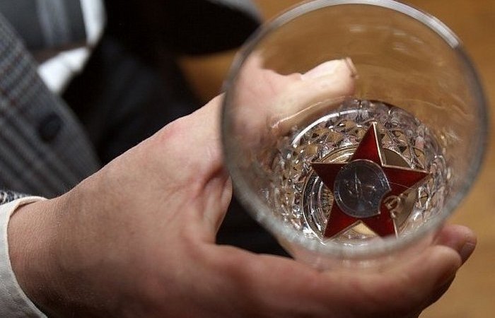 Для чего советские солдаты и офицеры клали награды и звезды в стакан с водкой 