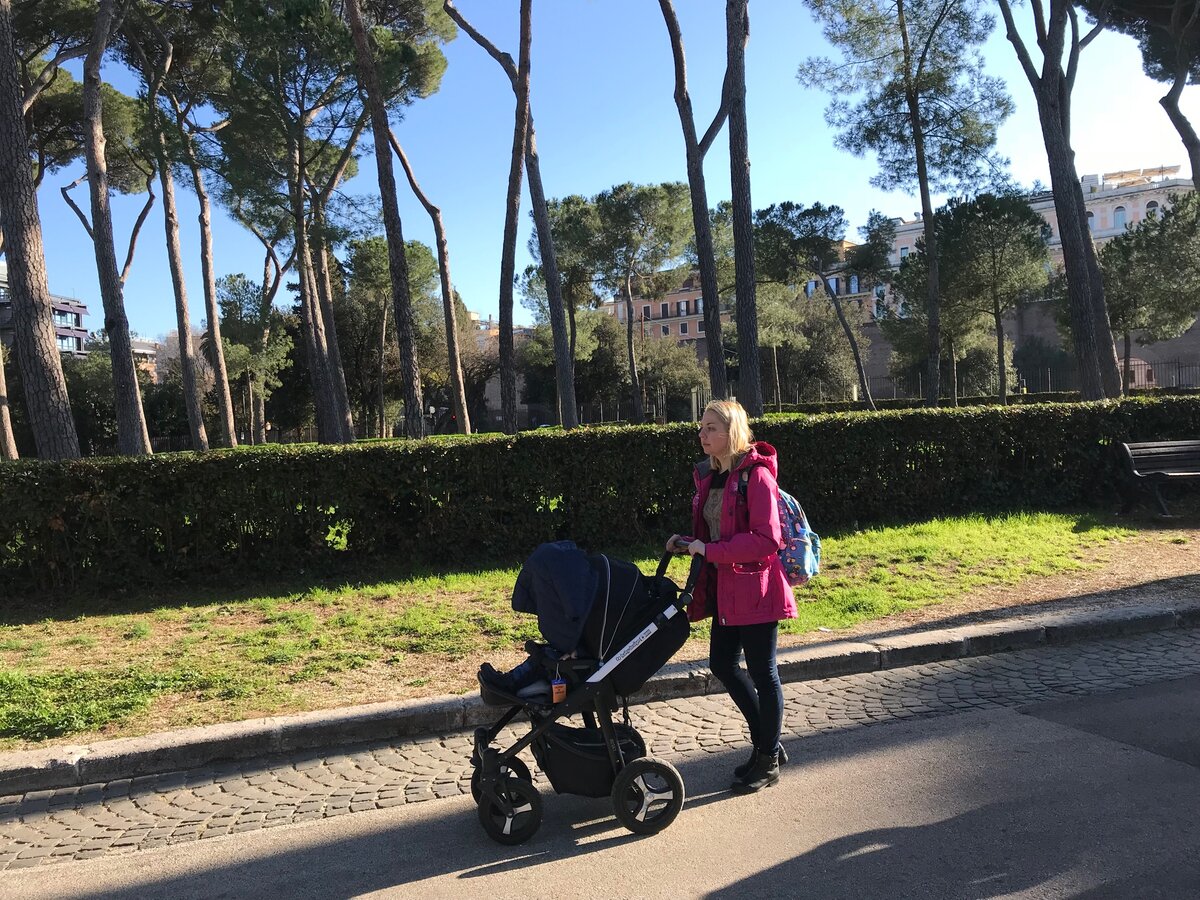 Гуляю по парку Виллы Боргезе и греюсь на улице, потому что дома холоднее. Фото из личного архива