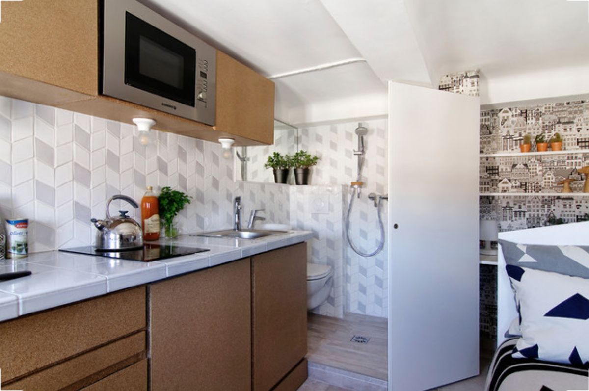 Фото взято на Houzz.ru. Проект французской спальни-туалета-шкафа-столовой-кухни. Малогабаритная квартира не где-нибудь, а прямо в Ницце. Как в песне... Тут уж заскучаешь по Москве, в такой то квартире с унитазом возле кухонной мойки). При этом проект этого жилья разработан не прорабом в Измайлове. А архитектурным бюро Archi Design. Это агентство по разработке концептуального интерьера, основанное в 2011 года в Кань-сюр-Мер, недалеко от Ниццы .Осонвательница Julie Faudella говорит, что хочет сделать дом похожим на его хозяев. 