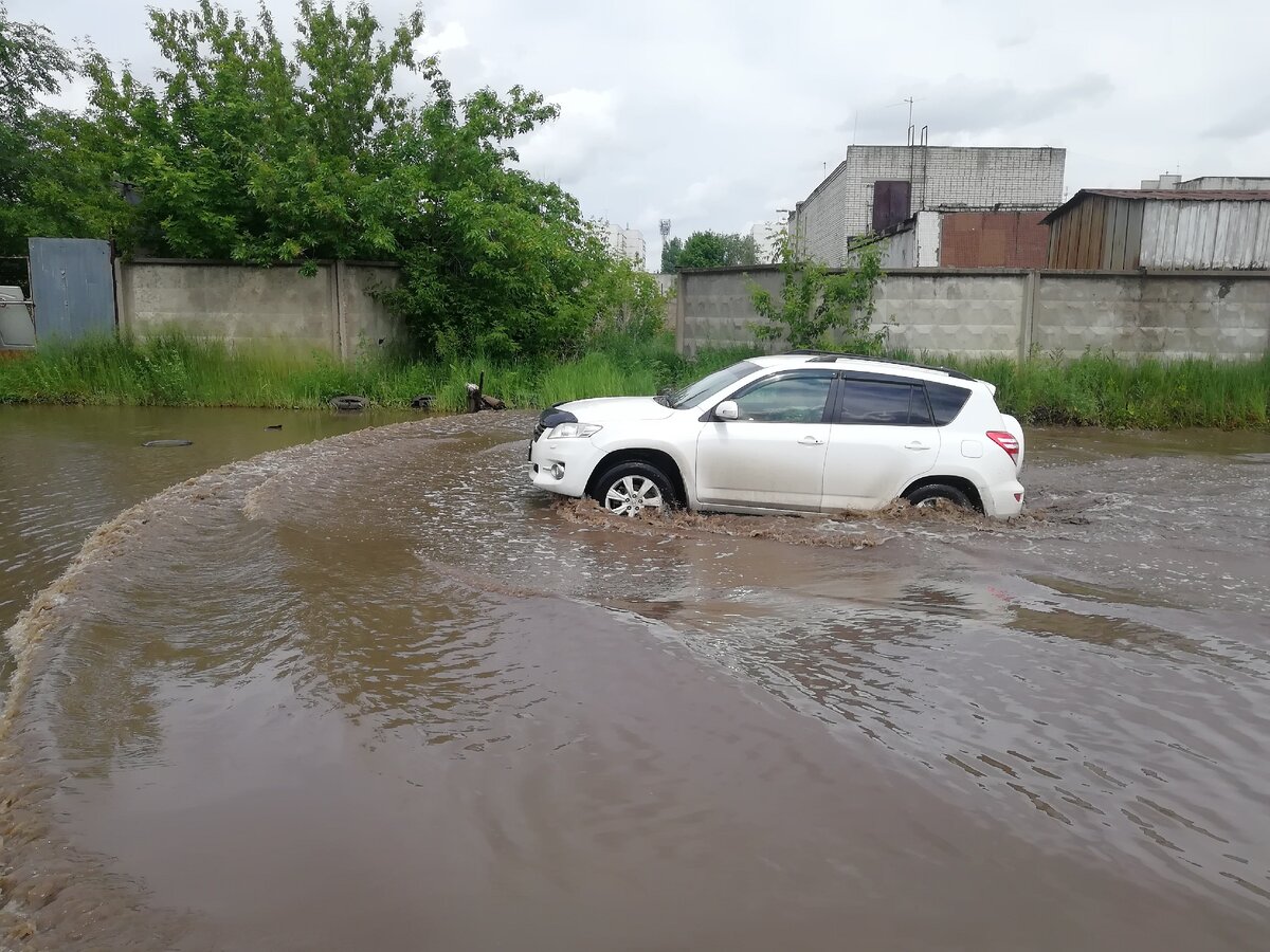 Челябинск на матрасе по лужам.