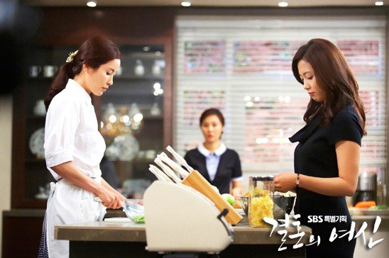 Старшая невестка - образец самурая в юбке. Но это не озачает, что она машина для достижения цели. Скорее, воин, попавший в окружение и разрабатывающий стратегию выхода из плена. 