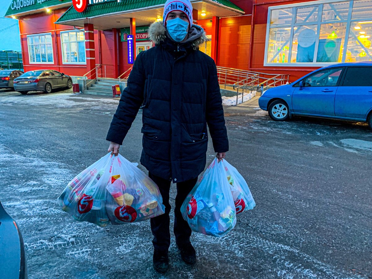 4 пакета и довольно тяжелые 