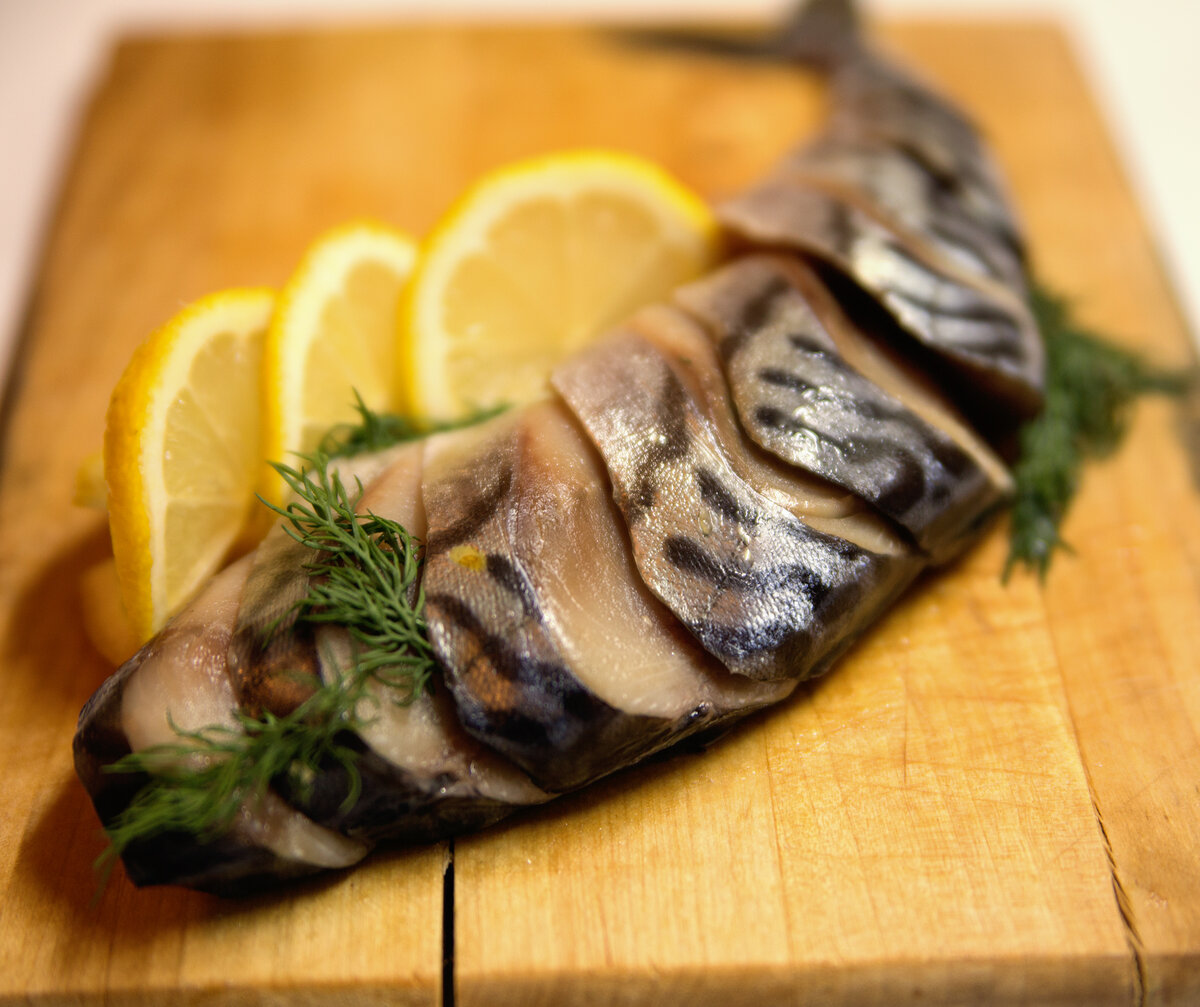 Хотела вот выложить пуритански-каноничную запеченную скумбрию. Но этот незабываемый вкус... Я обожала ее в детстве - именно в таком виде.