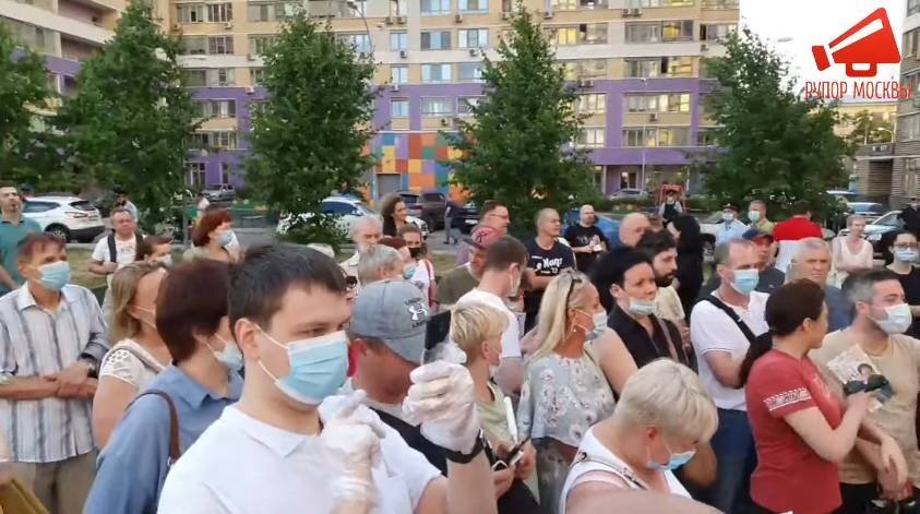 Сход жителей ЖК "На Мельникова". Источник: YouTube / "Рупор Москвы"