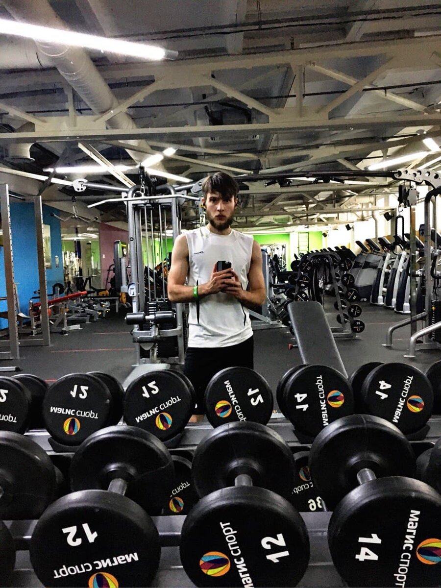 Один в спортзале