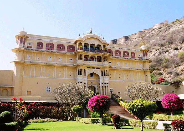 Новогодняя Индия ничем не отличается от Индии в любое другое время. Ну только елка в холле отеля будет стоять.