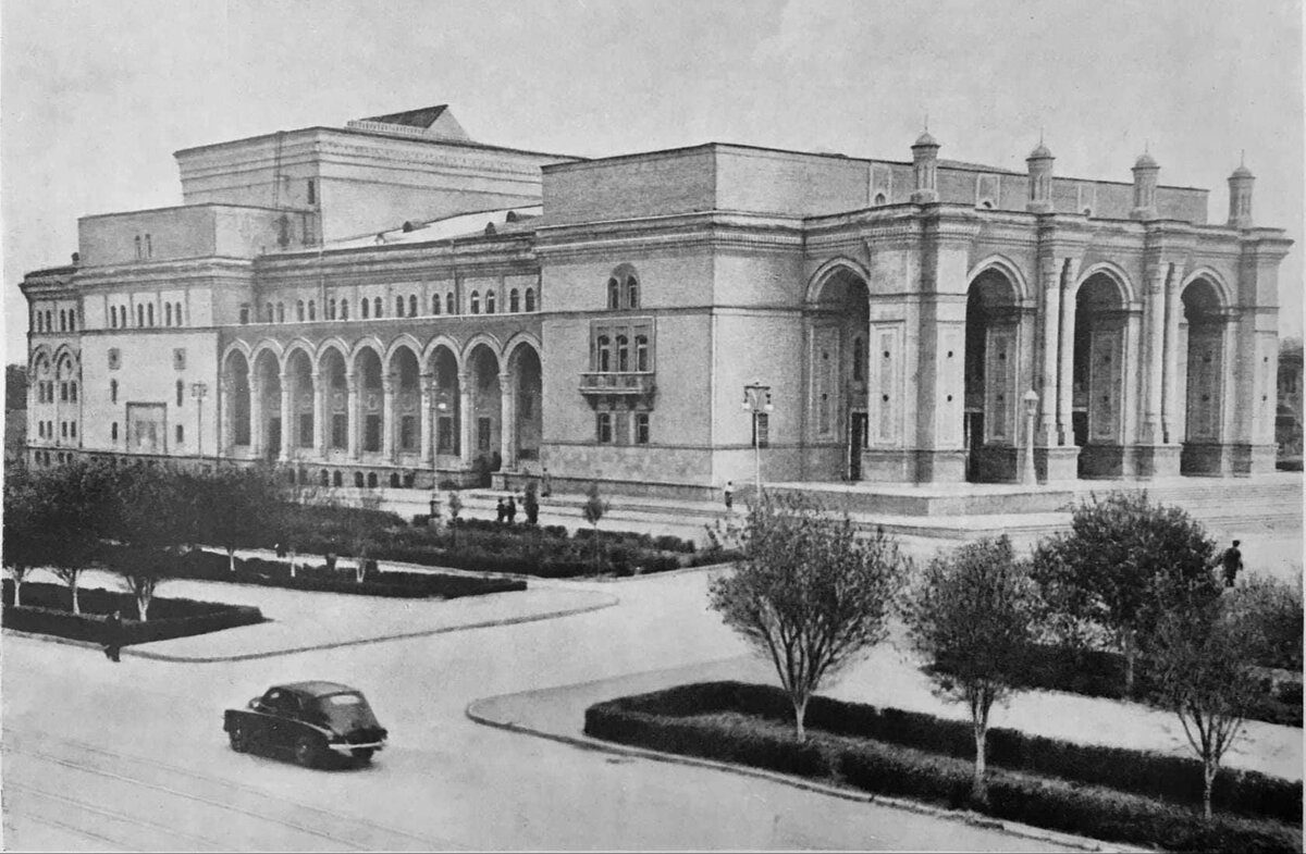 По этой ул.  когда-то трамвай ходил, время маленьких деревьев