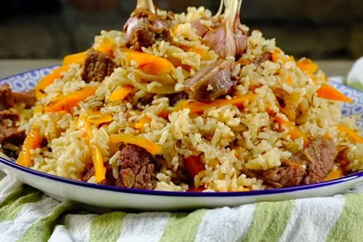 Традиционный узбекский плов готовят на костре, но и на плите он получается очень вкусным.