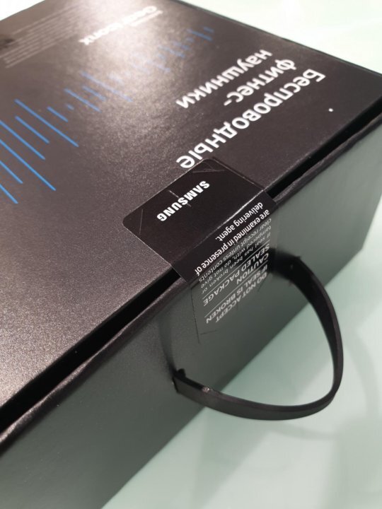 Самсунговская наклейка - пломба на коробке с наушниками. Их клеят на заводах-изготовителях.