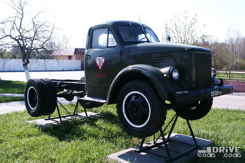 Шасси ГАЗ-51 на постаменте перед Светлогорским филиалом «Белнефтехима»