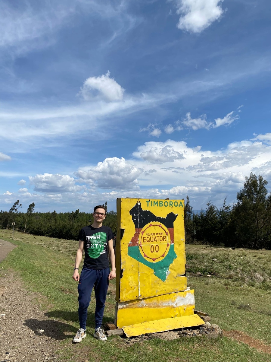 Стою на линии экватора. 