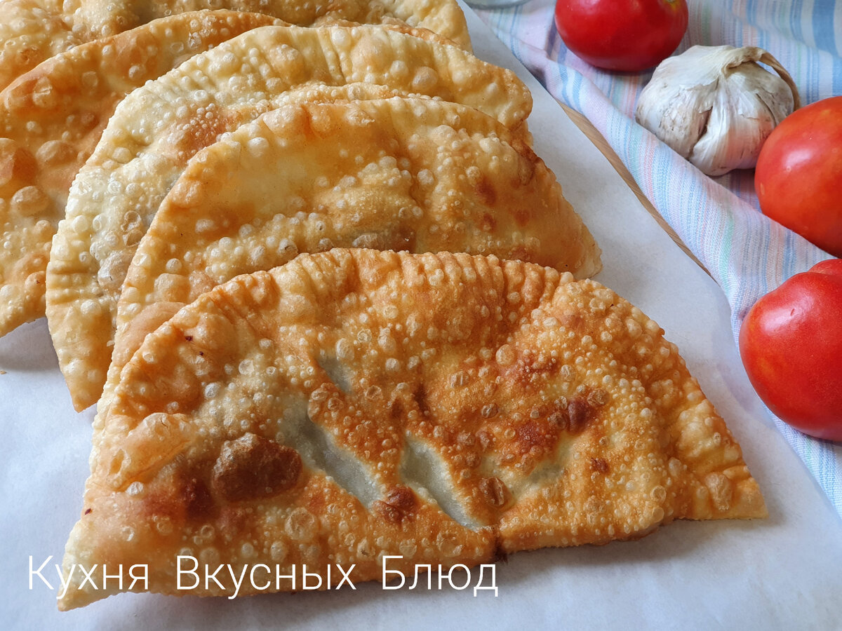 Чебуреки рецепт с уксусом пузырьками хрустящие. Чебурек внутри. Тесто для чебуреков Ингредиенты. Надутый чебурек. Чебуреки рецепт с мясом на сковороде пошагово