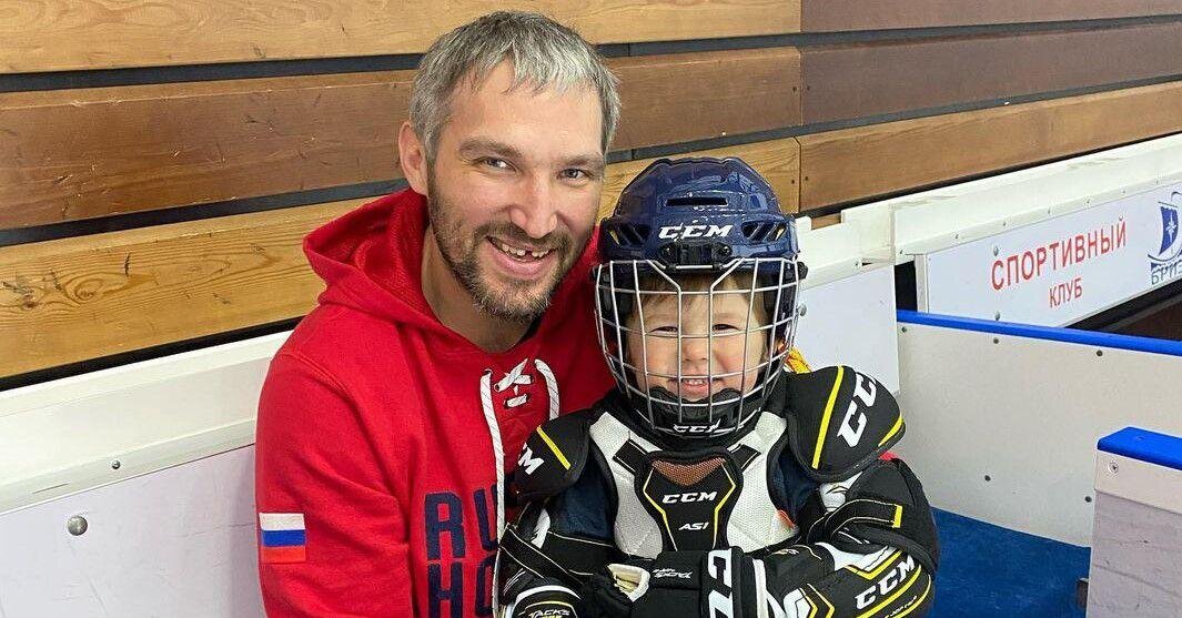 На фото Александр Овечкин с сыном Сергеем