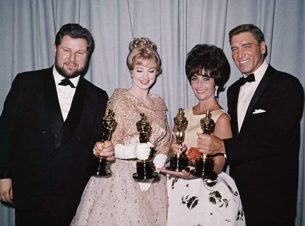 Питер Устинов (справа) после получения второго Оскара за фильм "Топкапи", 1965 год 