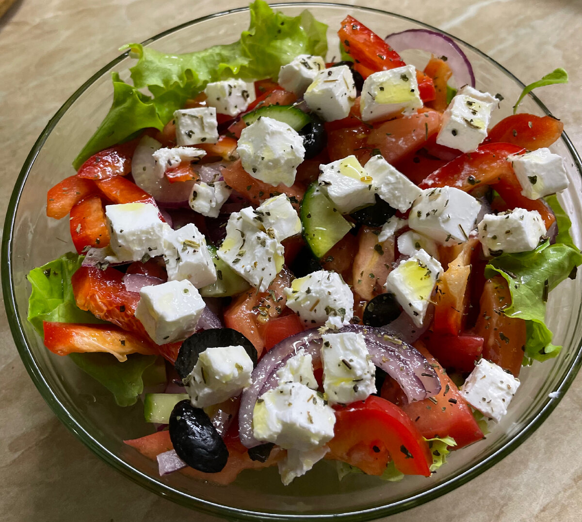 Заправлять маслом и лимонным соком лучше при подаче салата 