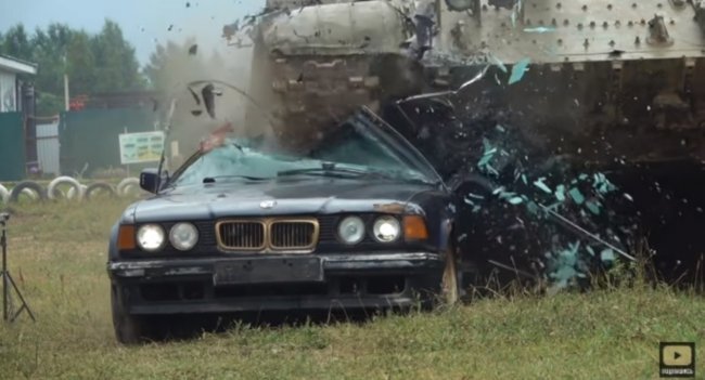 Автомобиль не устоял под натиском 40-тонного гиганта и буквально раскрошился на части