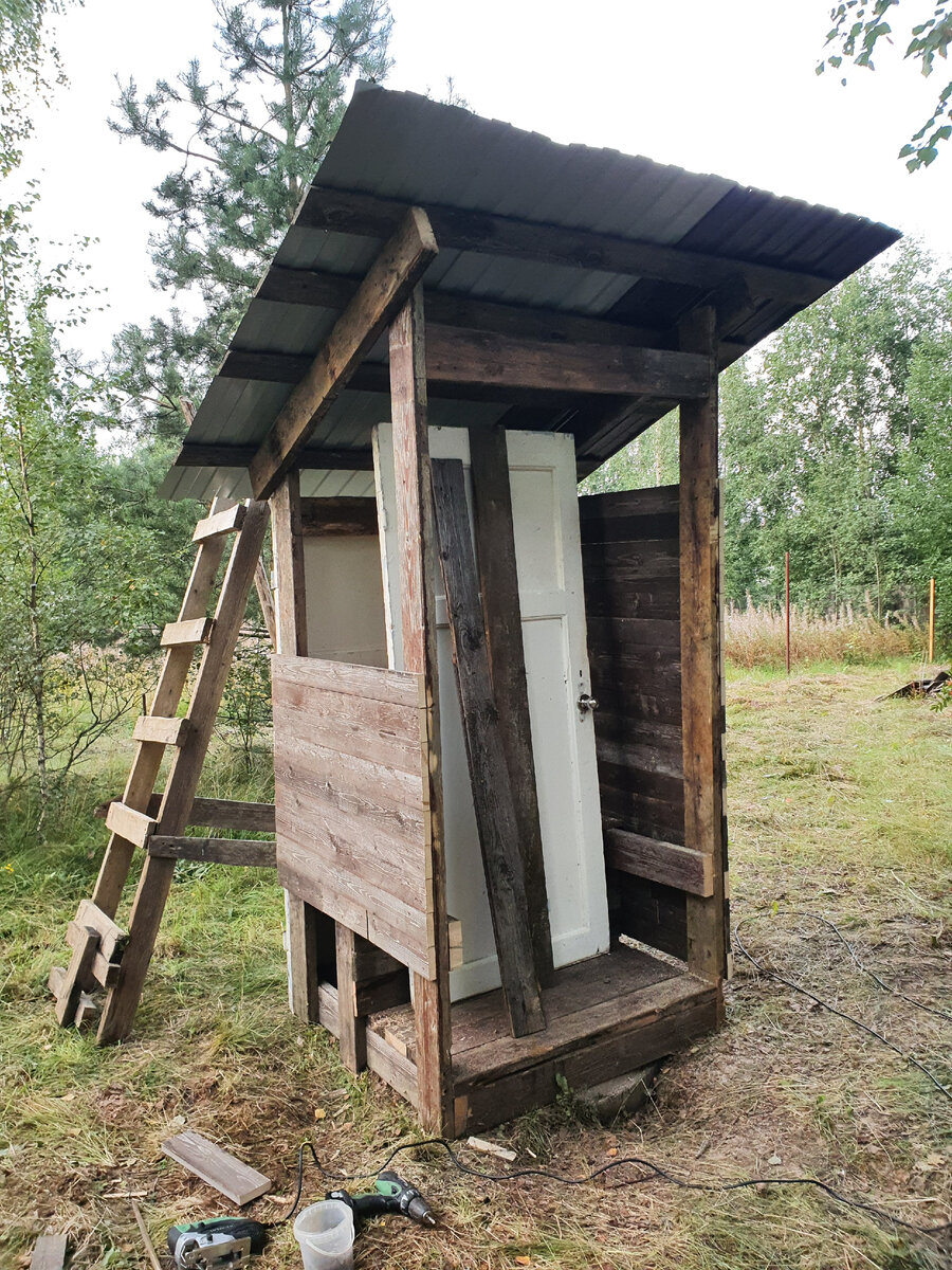 Финишная прямая. Кровля уже сделана - завершается обшивка снаружи. Внутри стоит дверь, которая осталась в доме от прежних хозяев. Её мы тут применили по назначению