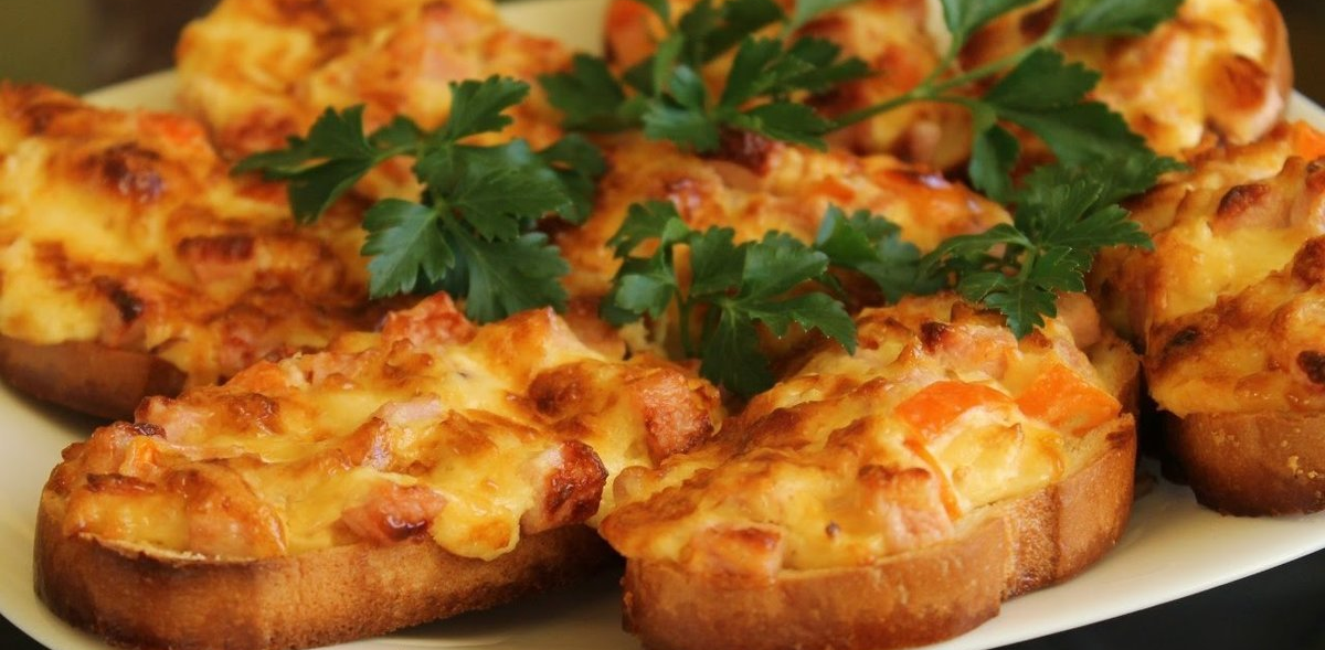 Горячие и хрустящие бутерброды.