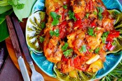 ПОШАГОВОЕ ПРИГОТОВЛЕНИЕ

ШАГ 1:
Как сделать чахохбили в казане на костре? Подготовьте все продукты по списку. Курицу можно использовать целиком или взять отдельные её части, к примеру куриные окорочка. Чахохбили принято готовить из мяса на кости, тогда готовое блюдо получается наваристым, жирным и невероятно сочным. Овощи лучше использовать сезонные, они более ароматные и насыщенные.
ШАГ 2:
Лук и чеснок очистите от шелухи. У меня были луковички небольшого размера, поэтому их количество я увеличила. Перцы разрежьте на две части, удалите внутренности и семена. Все овощи и зелень ополосните и обсушите салфетками. Для приготовления чахохбили я использовала обычные помидоры и черри.
ШАГ 3:
Лук нарежьте кубиками среднего размера, а половину порции чеснока на две или четыре части.
ШАГ 4:
Куриные окорочка вымойте и обсушите. Разрежьте курицу на порционные кусочки. Голень я оставила в том виде, как она есть, а бедро разрезала на две части.
ШАГ 5:
Теперь займитесь овощами. С помидоров снимите кожицу по желанию. Для этого залейте томаты кипятком, оставьте на минуту-две в воде, далее жидкость слейте и удалите без труда кожицу. Болгарский перец нарежьте кубиками. Чахохбили будет очень аппетитно смотреться, если вы возьмёте перцы разных цветов.
ШАГ 6:
Установите казан, отправьте в него сливочное масло и влейте немного растительного. Дождитесь, когда масло хорошо прогреется. Добавьте курицу в казан. Обжаривайте, постоянно помешивая, на сильном костре до появления золотистого оттенка. Если у вас казан небольшого размера, то добавляйте мясо порциями, чтобы оно именно жарилось, а не тушилось.
ШАГ 7:
Отправьте в казан лук. Тщательно всё перемешивая, оставьте до тех пор, пока лук приобретёт красивый оттенок.
ШАГ 8:
Добавьте в казан помидоры, болгарские перцы, помидоры в собственном соку или томатную пасту. Использовать на этом этапе можно домашнюю ароматную аджику.
ШАГ 9:
Готовьте около пяти минут. Не забывайте перемешивать. От помидоров должно образоваться много сока. Если сока получилось мало (а это может быть, если у вас не очень сочные помидоры), то влейте в казан стакан воды.
ШАГ 10:
Нарежьте зелень не крупно, а оставшийся чеснок маленькими кубиками.
ШАГ 11:
Отправьте в казан зелень с чесноком, добавьте все специи и соль по вкусу. Хорошо дополнят курицу хмели-сунели и молотый кориандр. Перемешайте, накройте крышкой и тушите на слабом костре около 20 минут.
ШАГ 12:
Спустя отведённое время, попробуйте блюдо. Добавьте немного сахара, если соус получился кисловатым. Отправьте в ароматный соус несколько стручков острого перца по желанию. Перемешайте, накройте снова крышкой и оставьте на 10 минут.
ШАГ 13:
Выньте из казана стручки перца чили(если вы его использовали). Оставьте казан без крышки над тлеющими угольками на 5-10 минут, чтобы готовое блюдо напиталось ароматами дымка. Готово, можно подавать!