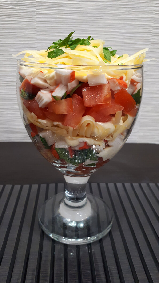 Салат-коктейль "Крабик" очень вкусный и красиво смотрится на праздничном столе