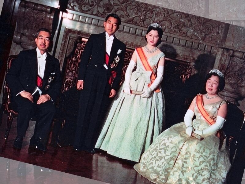 Бывшие Император и Императрица Акихито и Митико посередине