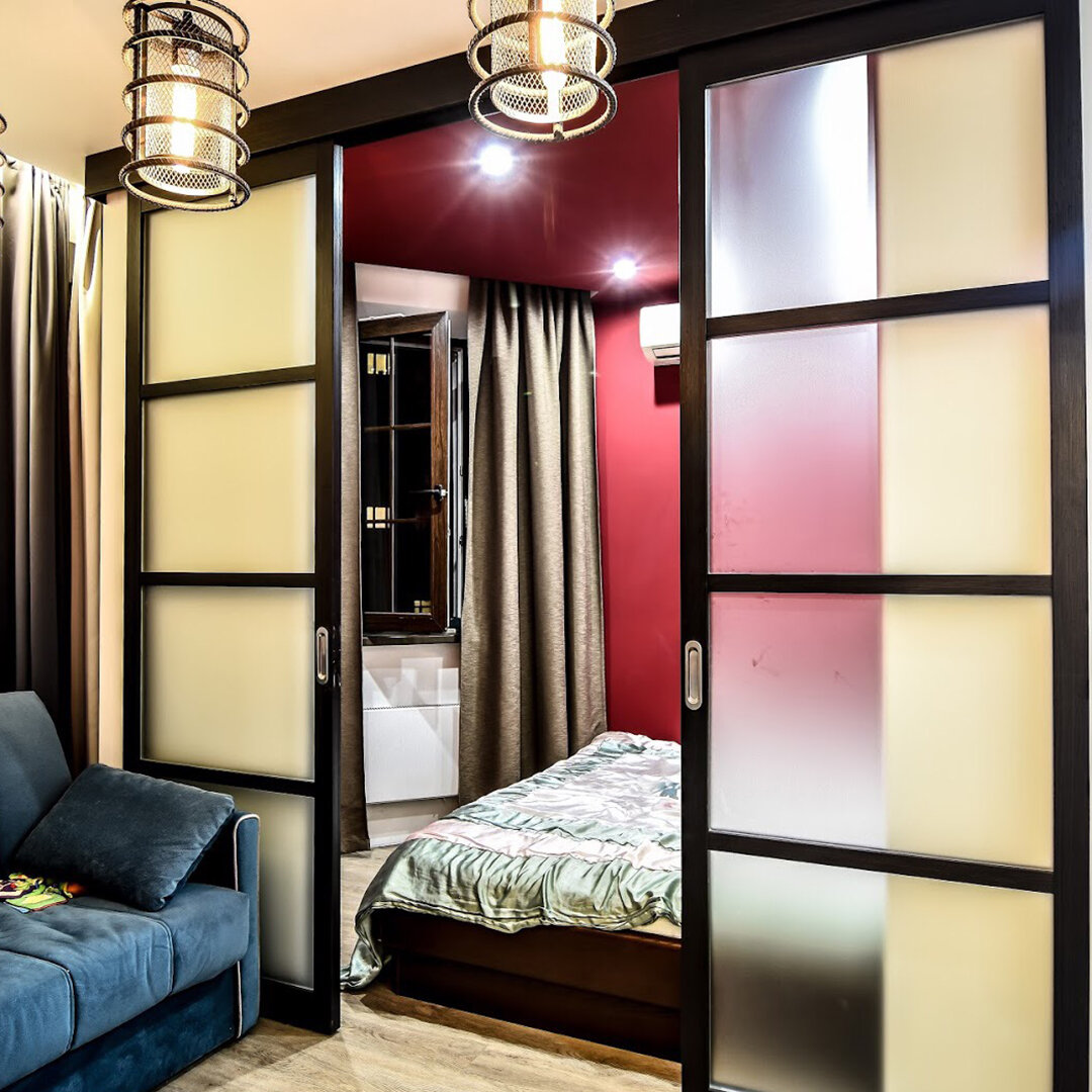 Раздвижная перегородка Deli с матовыми стеклами