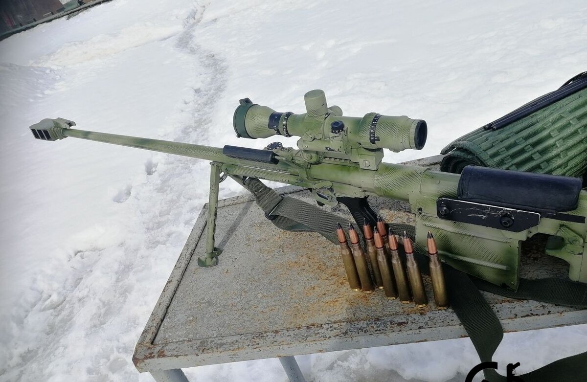 СНВ-98 на сошке с дульным тормозом и оптическим прицелом. На переднем плане патроны к винтовке. Источник изображения, сайт warfor.me