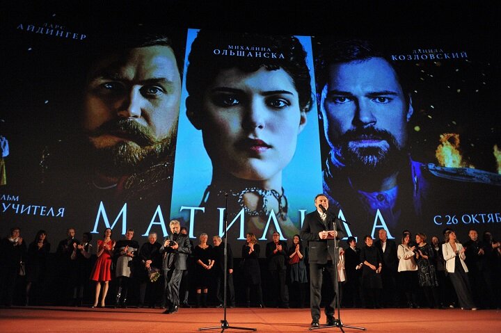 РЕЖИССЕР АЛЕКСЕЙ УЧИТЕЛЬ НА ПРЕМЬЕРЕ СВОЕГО ФИЛЬМА "МАТИЛЬДА". ФОТО: АНДРЕЙ ЛЮБИМОВ / АГН "МОСКВА" 