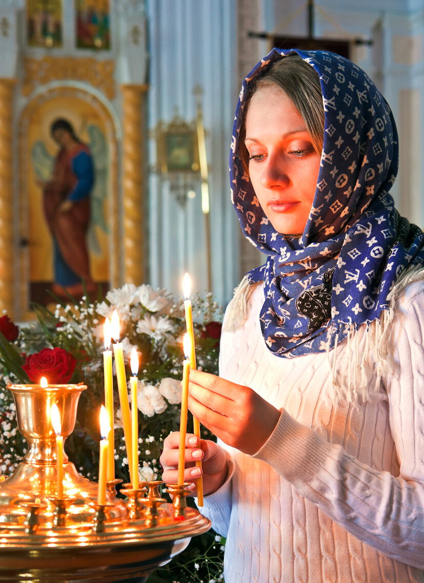 Можно ли посещать церковь во время месячных. Православная женщина. Женщина в церкви. Женщина в храме в платке. Женщина молится в храме.