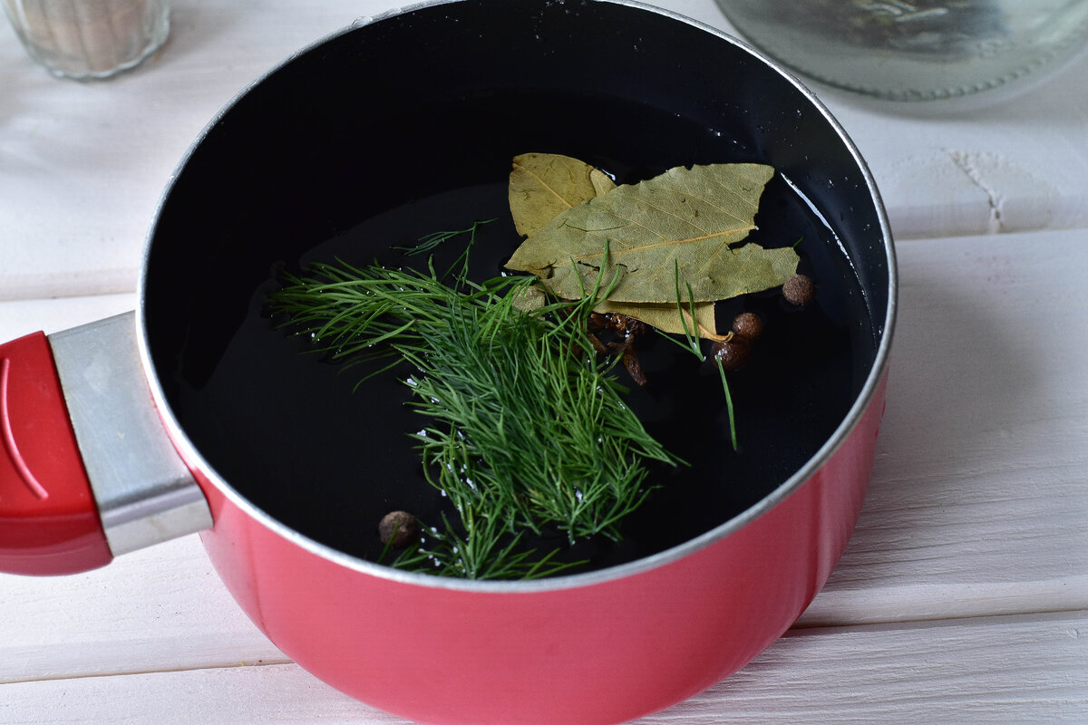 Вода, укроп, соль, лавровый лист, гвоздика, перец