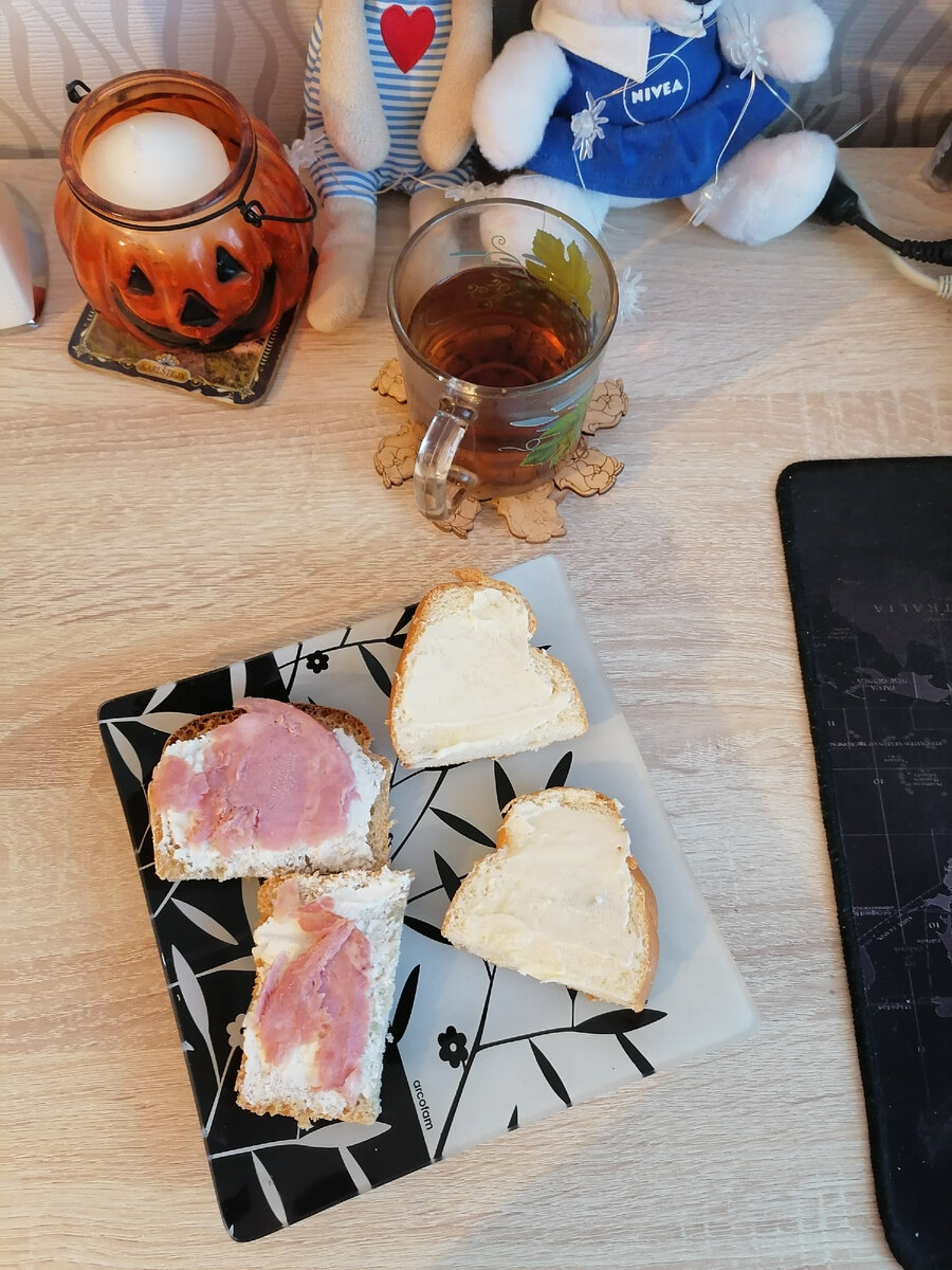 2 бутерброда с ветчиной и остатки булочки с маком и маслом. 