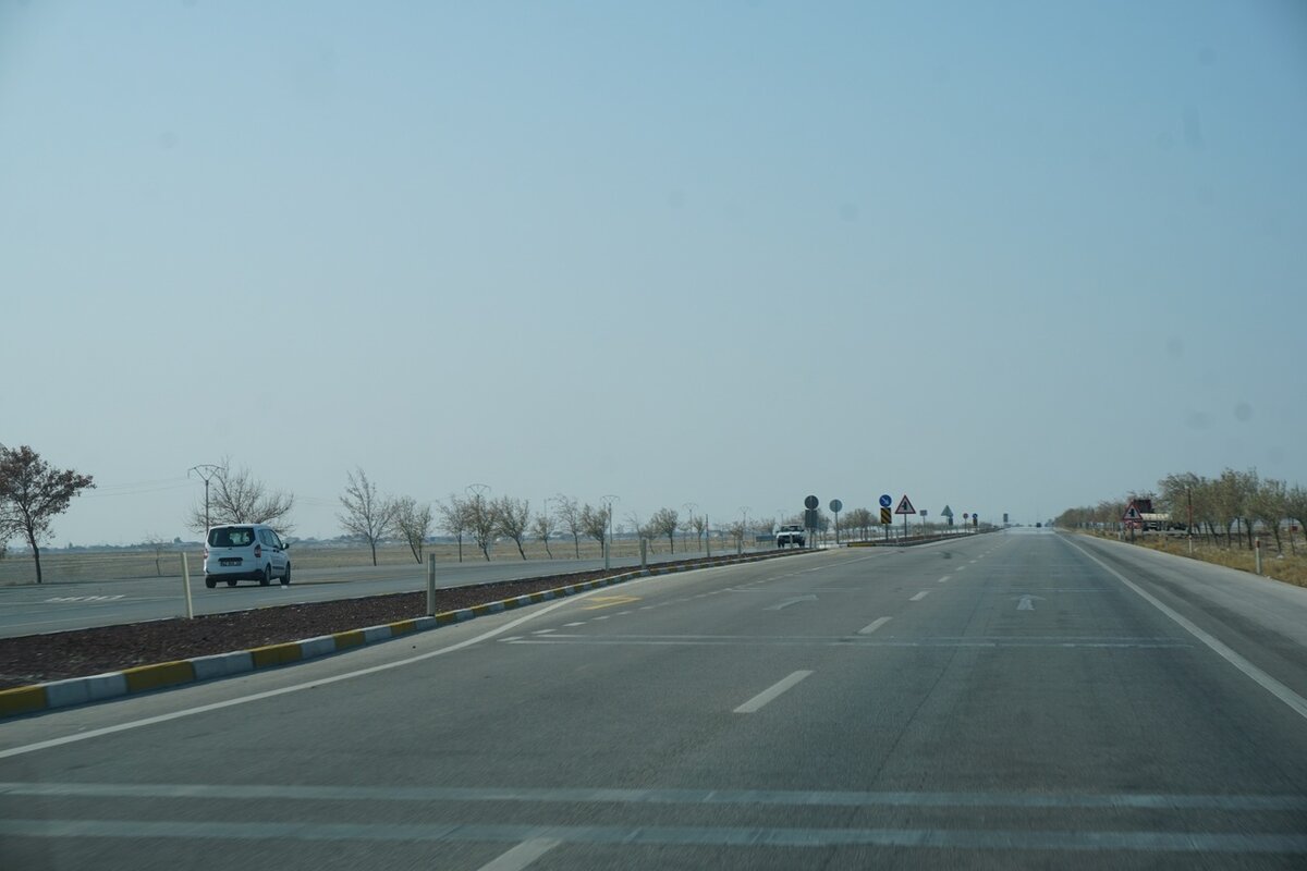 В белой машине на встречной полоса установлен радар