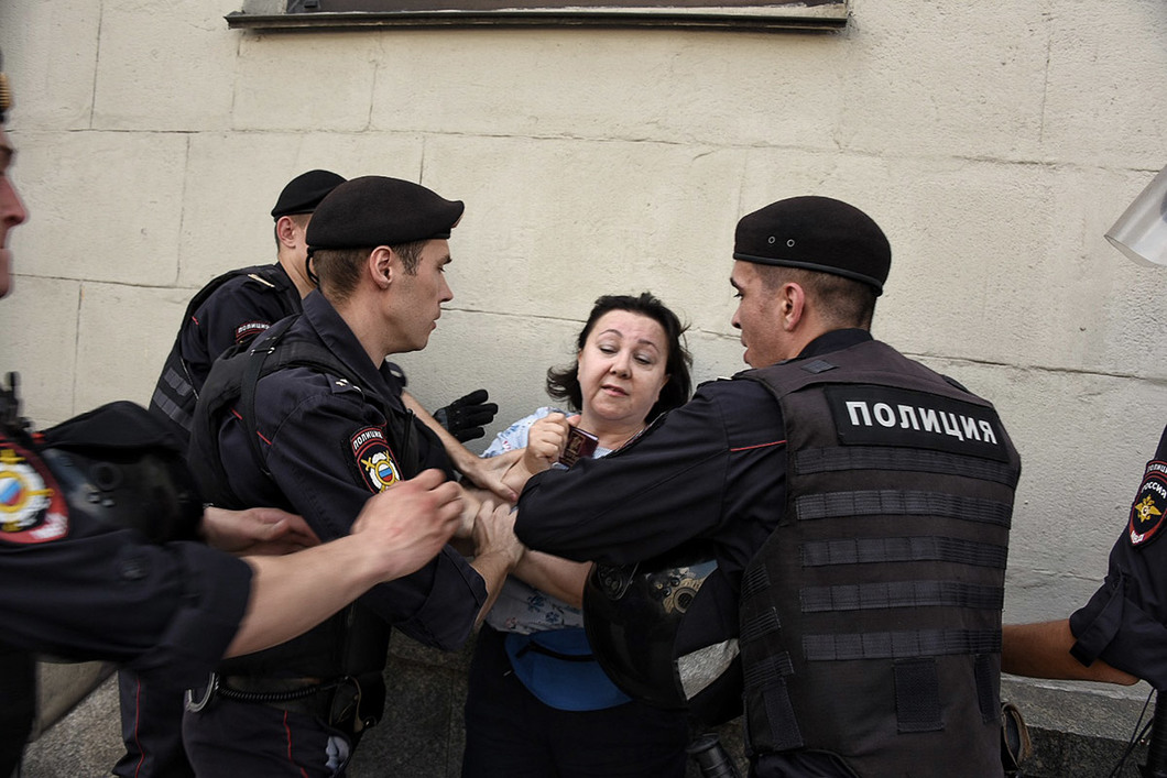 Тех ли людей задержали. Беспредел полиции в России. Беспредел полиции в Москве.