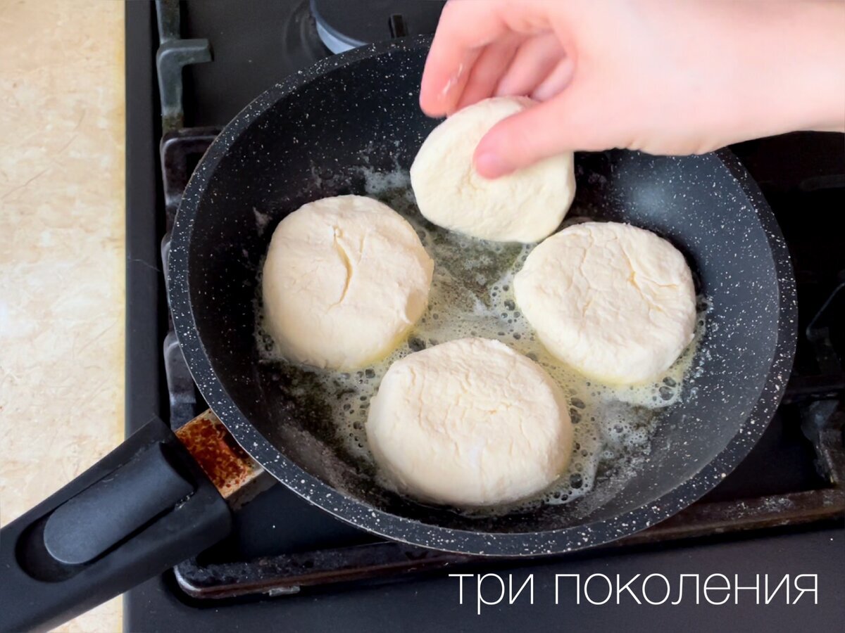 Как готовить сырники, чтобы они были нежные и воздушные, а не жесткие.  Подробный разбор любимого рецепта | ТРИ ПОКОЛЕНИЯ | Дзен