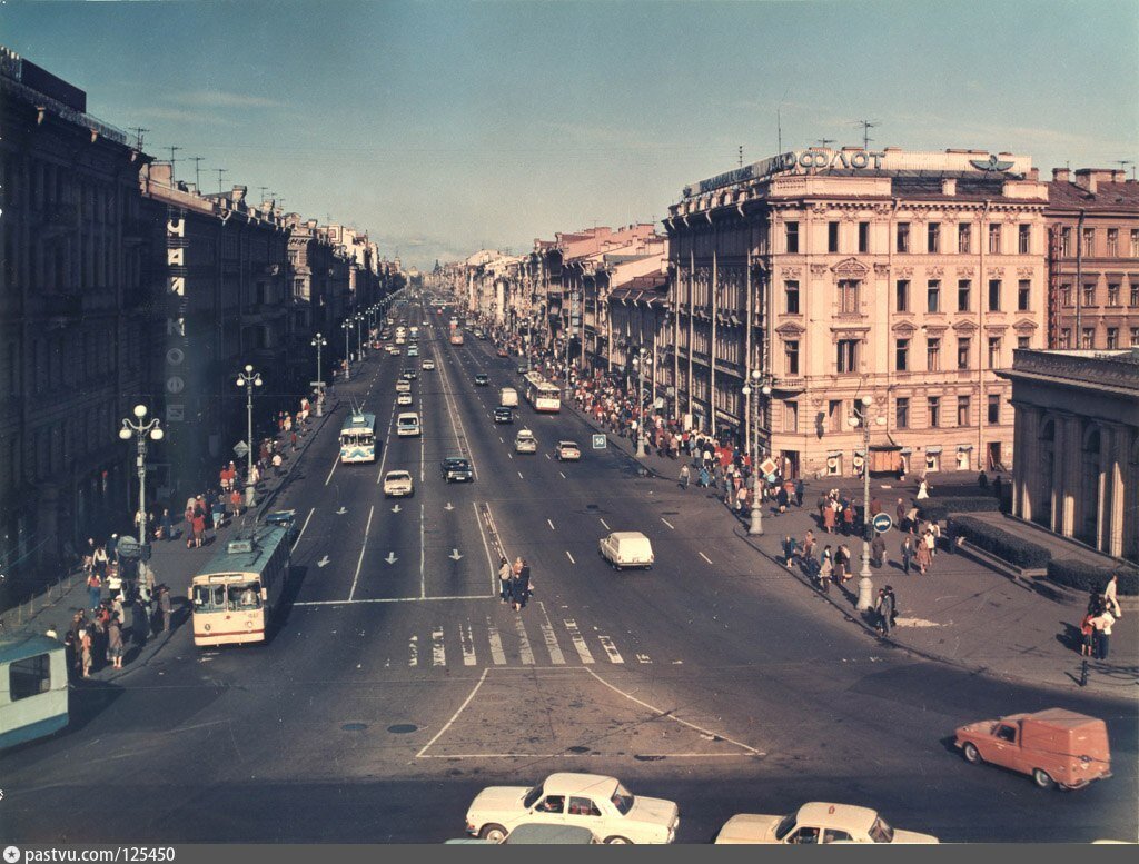 Ленинград санкт петербург. Невский проспект, 1984 год.. Г. Савинов Невский проспект. 1984. Невский проспект 1974 г. Невский проспект 2002.