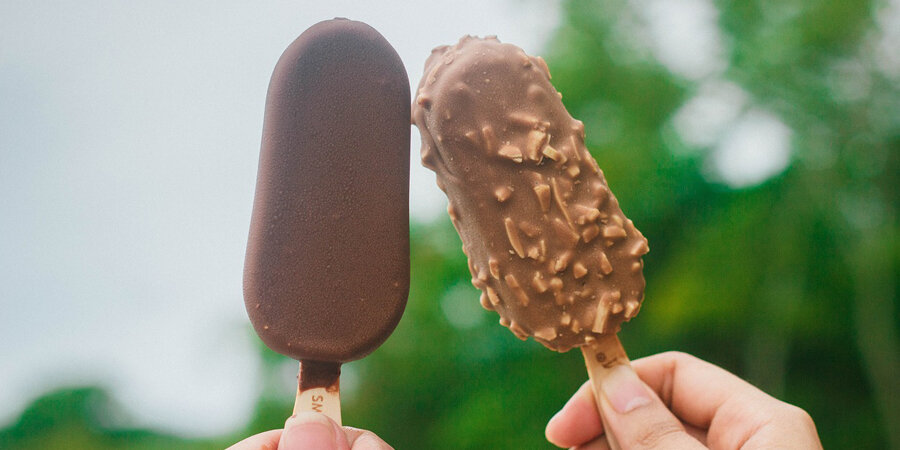 Современные виды мороженого: эскимо в шоколадной глазури и эскимо в шоколадно-ореховой глазури. Фото из Сети