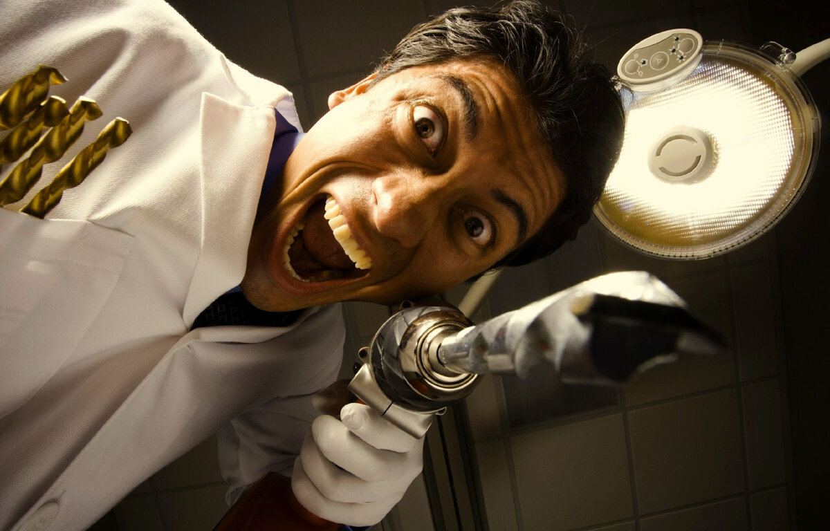 Страшно, да? Но таких чокнутых докторишек можно встретить только в самых провалившихся фильмах ужасов (ну или в кошмарном сне у какого-нибудь невротика, конечно же) 