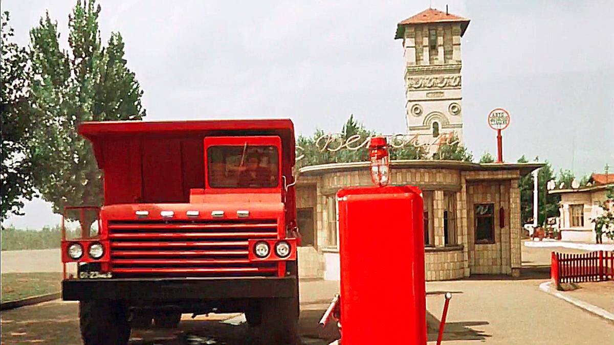 Сценарий будущей комедии про приключения на бензоколонке написал драматург Пётр Лубенский, прославившийся фельетонами в сатирическом журнале «Перец».-6