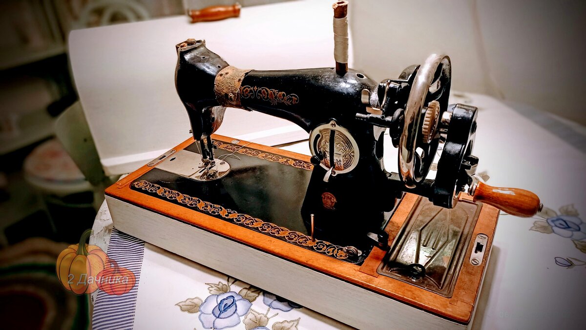 ручная швейная машинка в интерьере